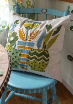 Gudrun Sjödén Kissen|Schlafzimmer Deko>Bestickte Kissenhülle „Flower pots“ aus Bio-Baumwolle Blattgrün