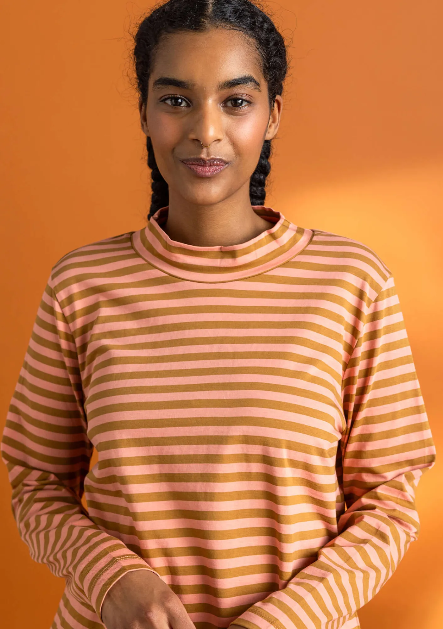 Gudrun Sjödén Pullover & Shirts>Gestreiftes Stehkragenshirt aus Bio-Baumwolle Curry-lilie