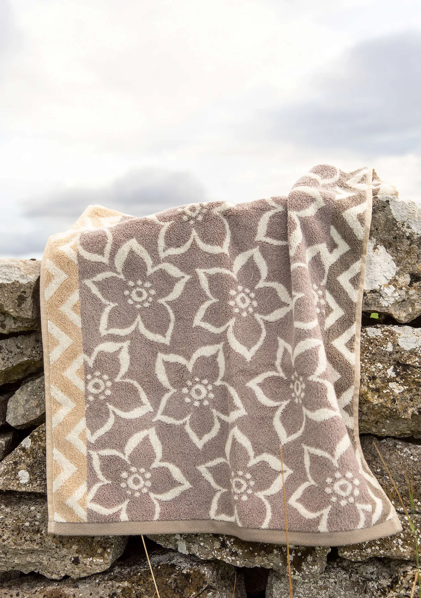 Gudrun Sjödén Frottee|Bad-Accessoires>Handtuch „Stars“ aus Bio-Baumwolle Kalkstein