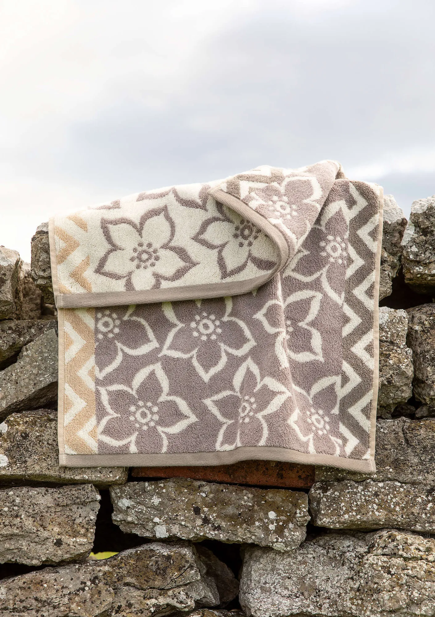 Gudrun Sjödén Frottee|Bad-Accessoires>Handtuch „Stars“ aus Bio-Baumwolle Kalkstein