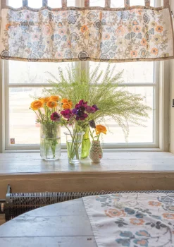 Gudrun Sjödén Gardinen|Heimtextilien>Kaffeehausgardine „Wild rose“ aus Leinen/Bio-Baumwolle Aschgrau