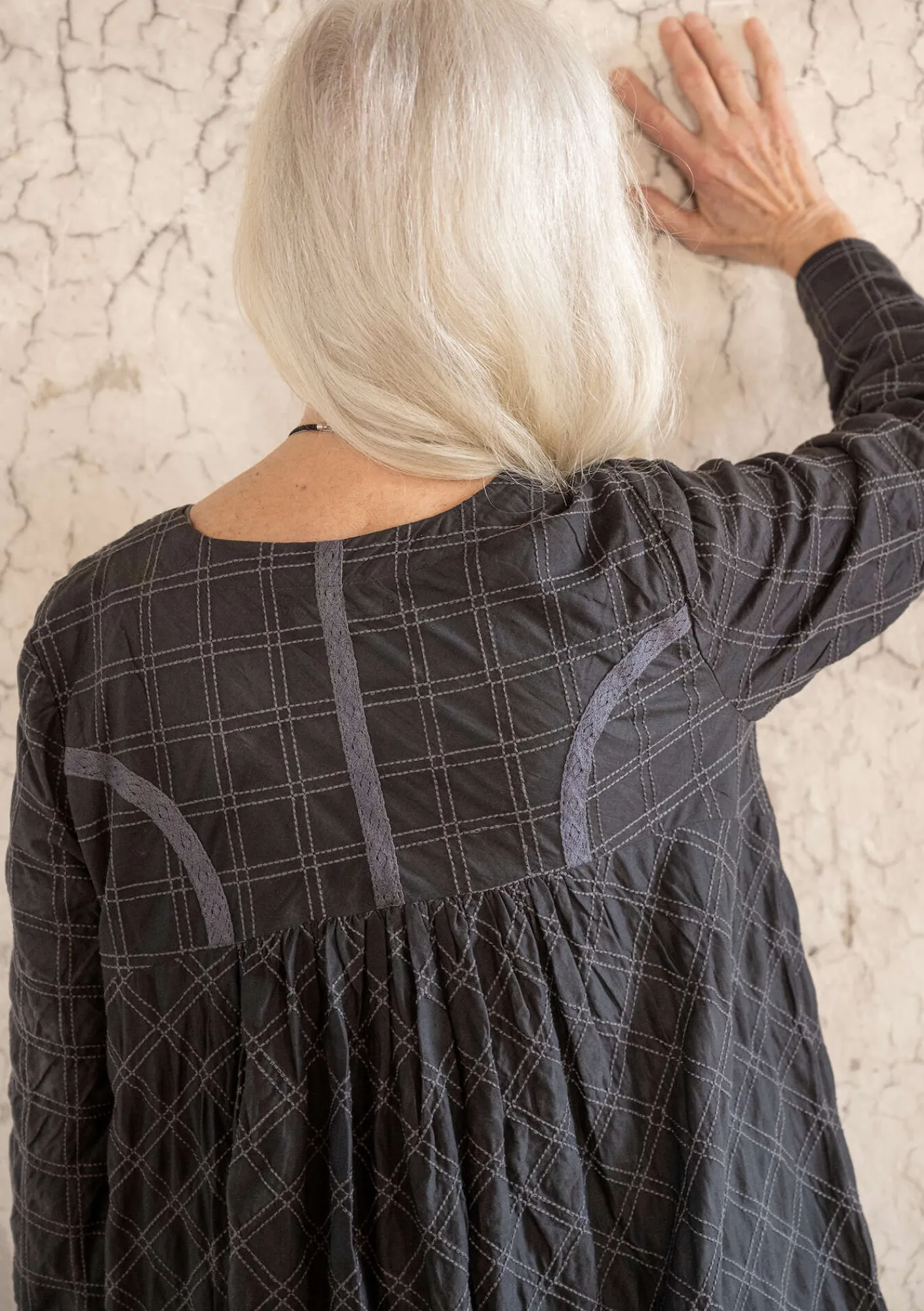 Gudrun Sjödén Kleider>Kleid „Helga“ aus Bio-Baumwollgewebe Dunkelaschgrau