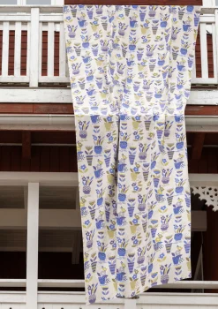 Gudrun Sjödén Stoffe|Heimtextilien>Meterware „Flower pots“ aus Bio-Baumwolle Graulila