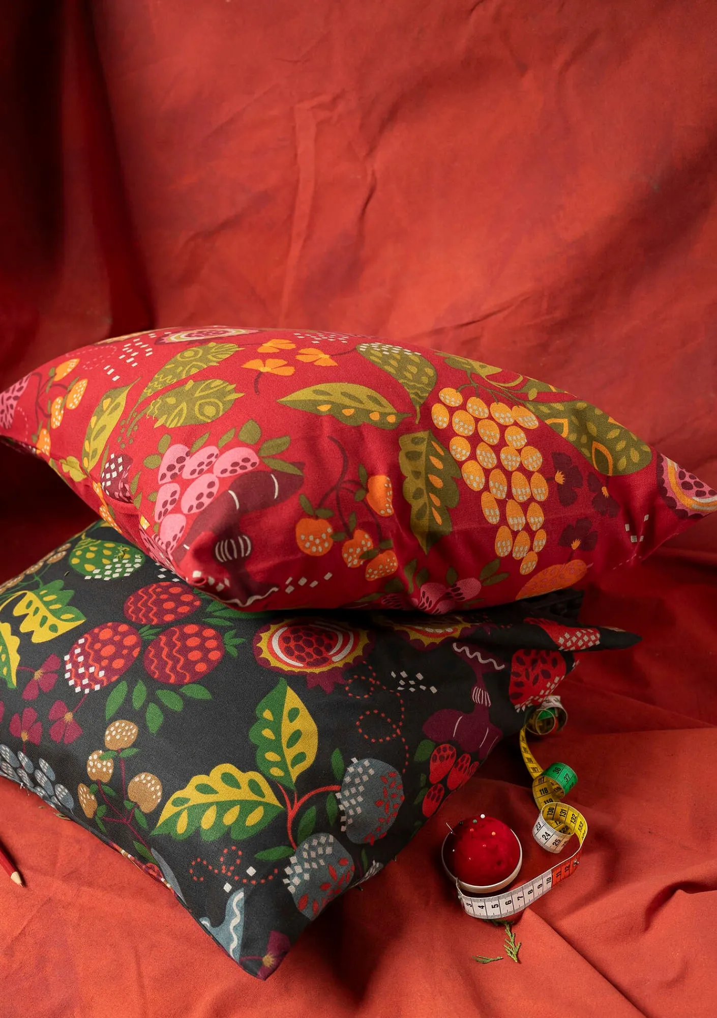 Gudrun Sjödén Stoffe|Heimtextilien>Meterware „Fruits“ aus Bio-Baumwolle Tomate