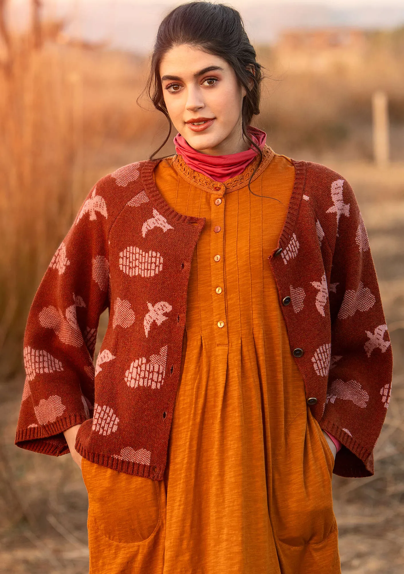 Gudrun Sjödén Strickjacken>Strickjacke „Flyttfågel“ aus Recycling-Wollmischung/Recycling-Baumwolle Rost-melange