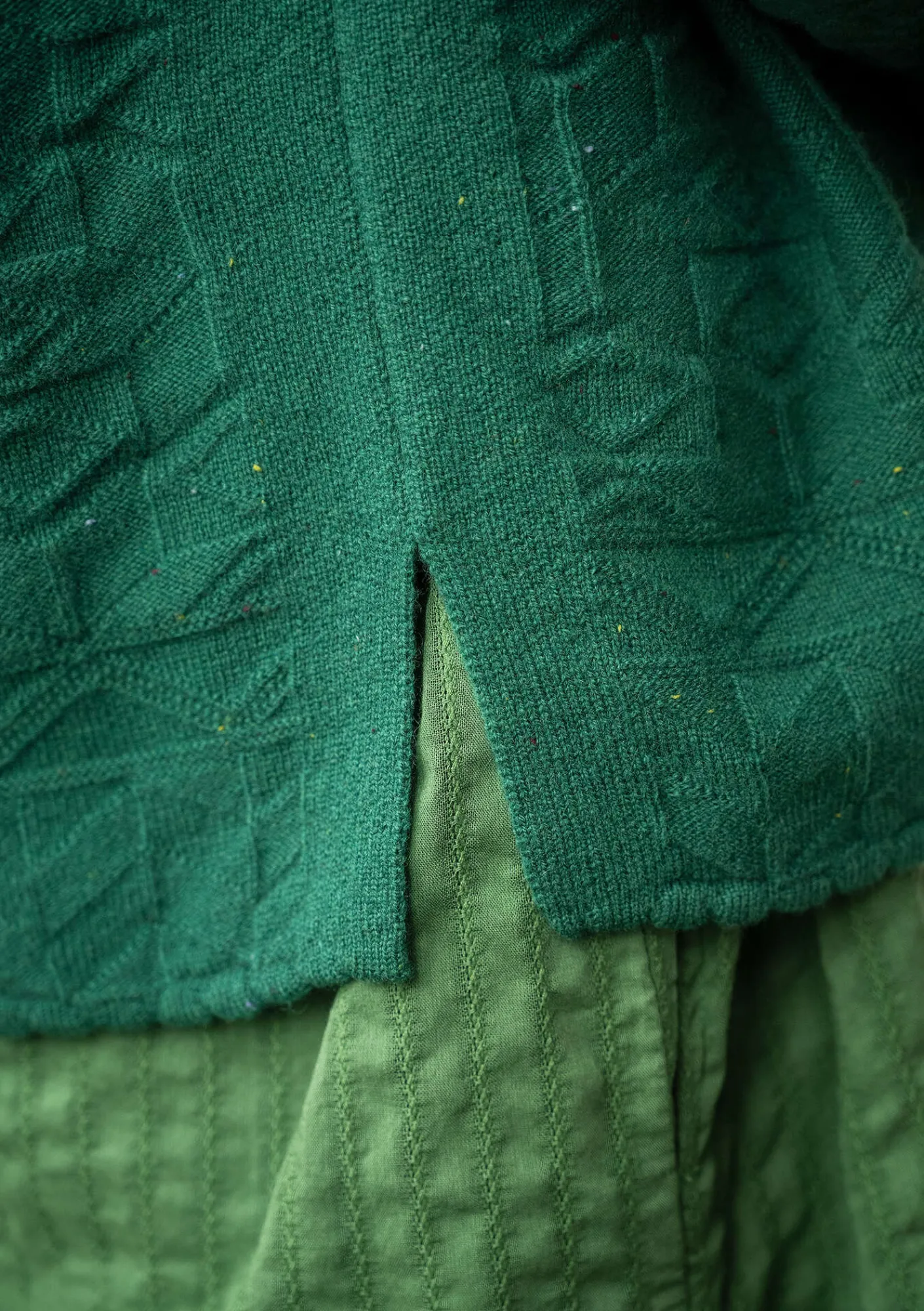 Gudrun Sjödén Strickjacken>Strickjacke „Nova“ aus Lammwolle Hellflaschengrün-genoppt