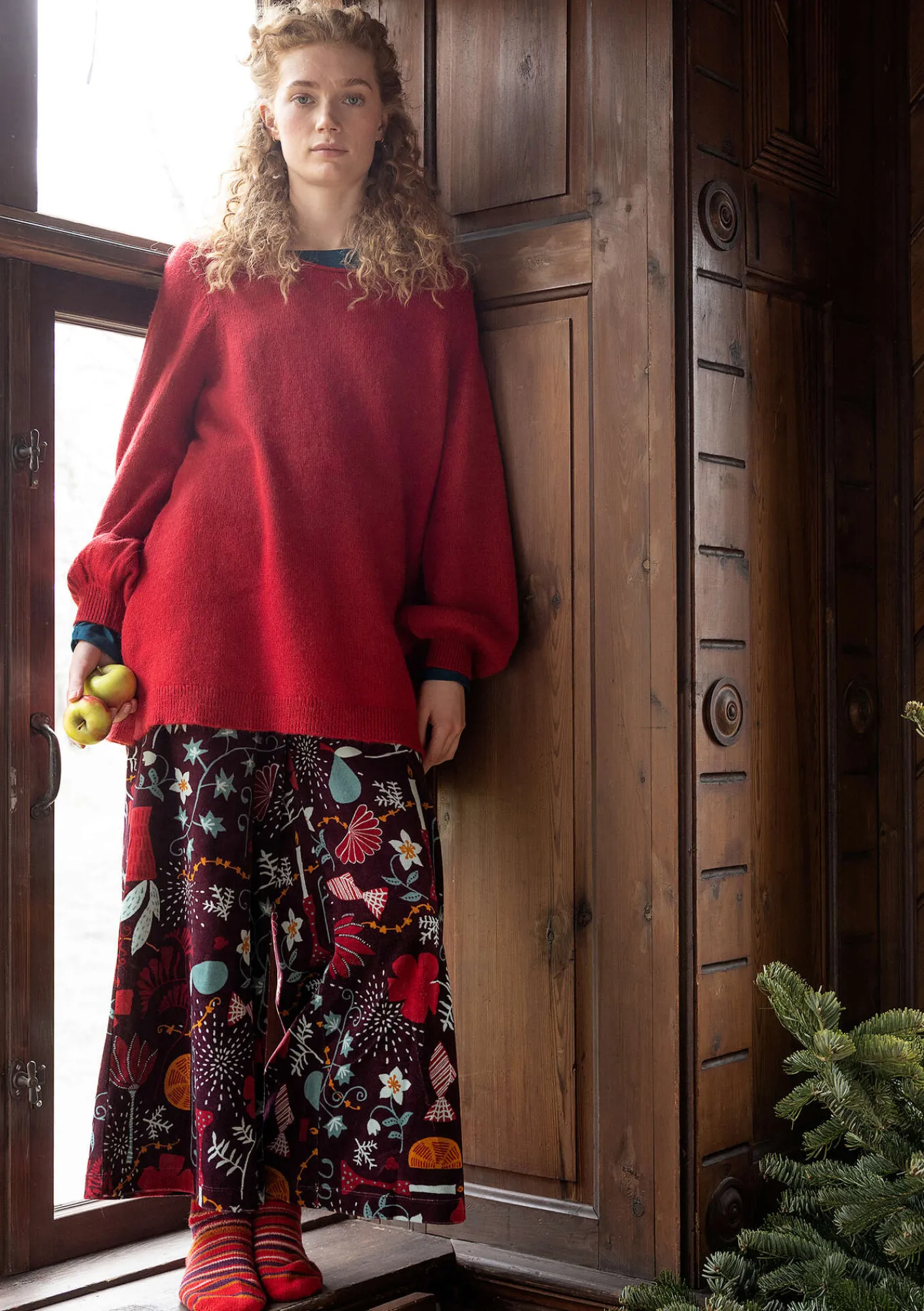 Gudrun Sjödén Hosen>Velourshose „Fyrverkeri“ aus Bio-Baumwolle/Recycling-Polyester Aubergine-gemustert