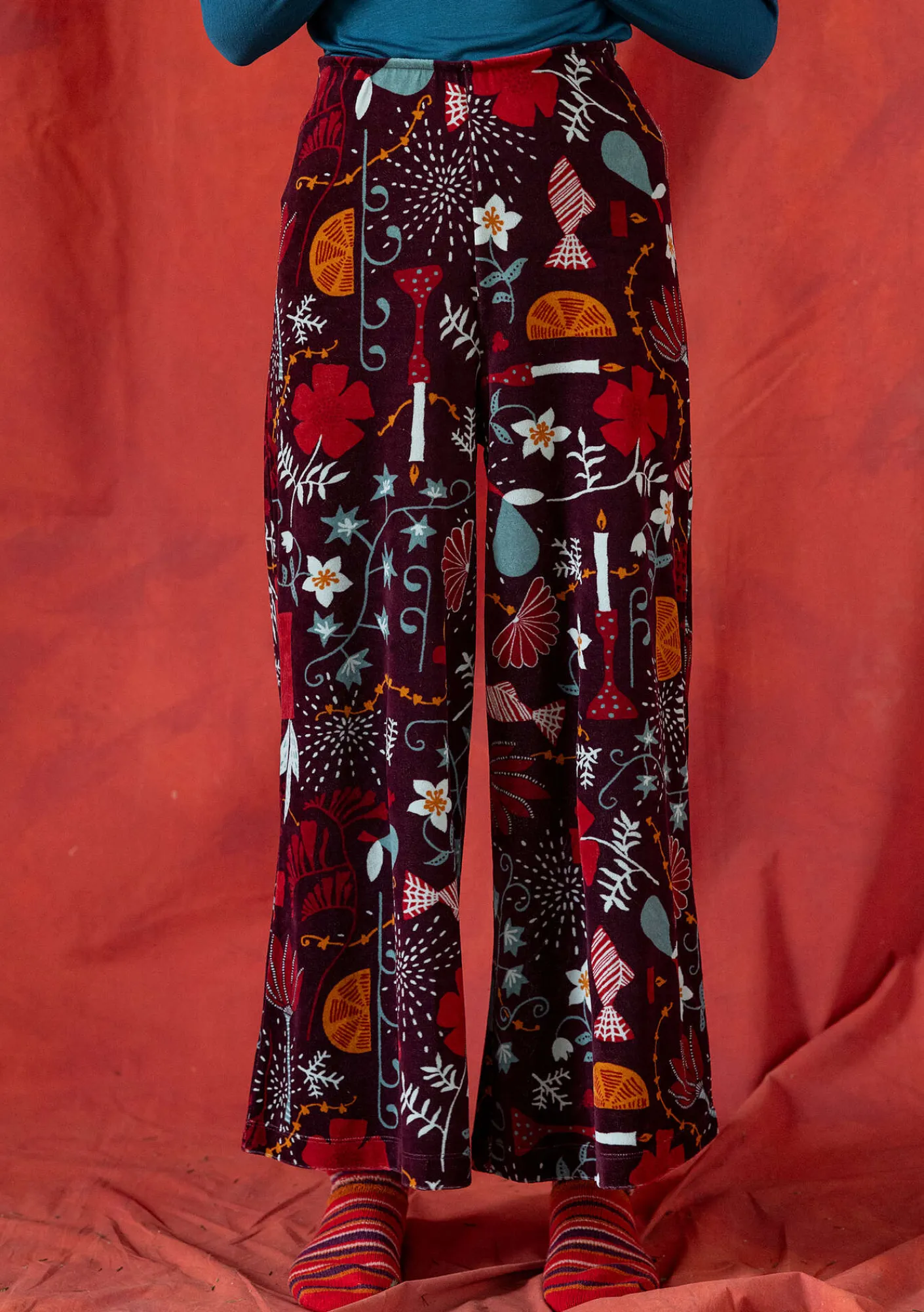 Gudrun Sjödén Hosen>Velourshose „Fyrverkeri“ aus Bio-Baumwolle/Recycling-Polyester Aubergine-gemustert