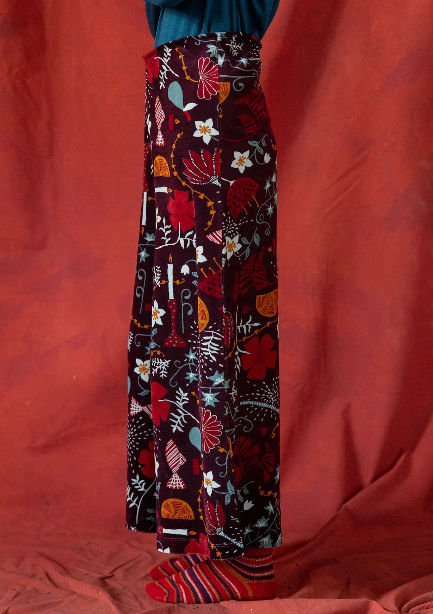 Gudrun Sjödén Hosen>Velourshose „Fyrverkeri“ aus Bio-Baumwolle/Recycling-Polyester Aubergine-gemustert