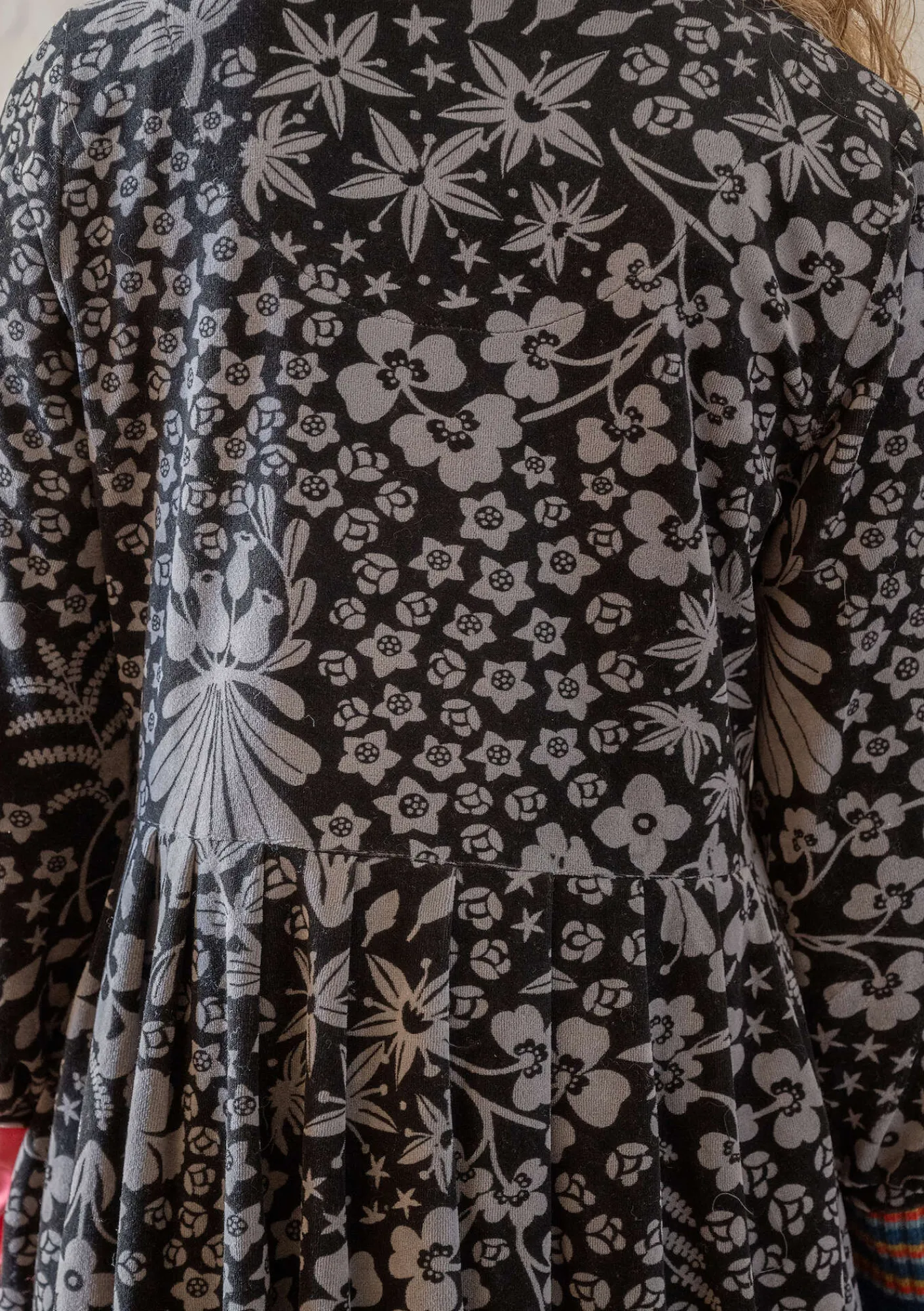 Gudrun Sjödén Kleider>Velourskleid „Katla“ aus Bio-Baumwolle/Recycling-Polyester Grafit