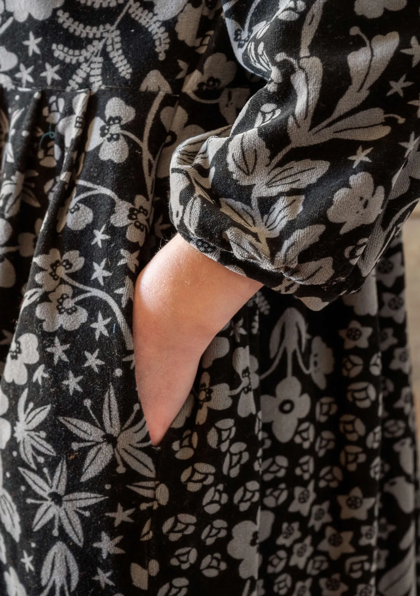 Gudrun Sjödén Kleider>Velourskleid „Katla“ aus Bio-Baumwolle/Recycling-Polyester Grafit